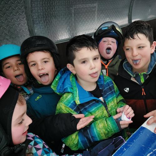 Kinder zeigen ihre blaue Zunge - von Zuckerl verfärbt