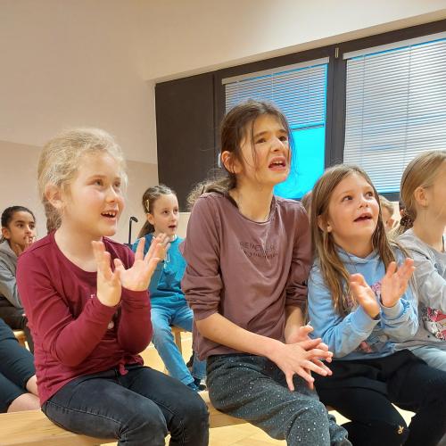 Mädchen singen begeistert