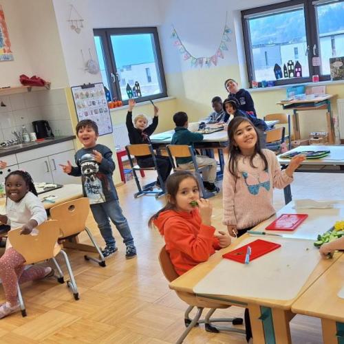 Kinder kochen in der Klasse