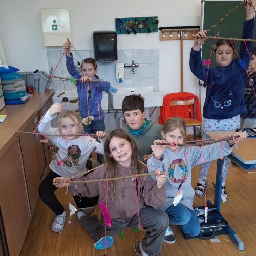 Kinder zeigen ihre Kunstwerke
