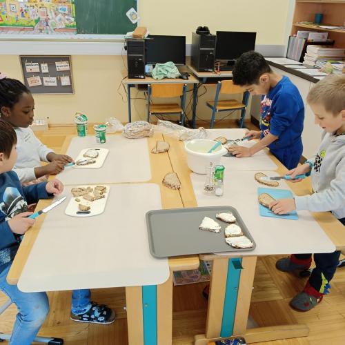 Kinder bereiten Brote zu