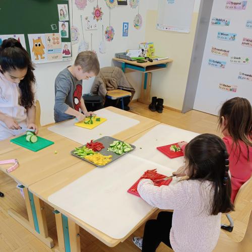 Kinder schneiden Gemüse