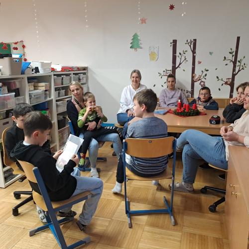 2 Buben lesen anderen Kindern eine Geschichte vor