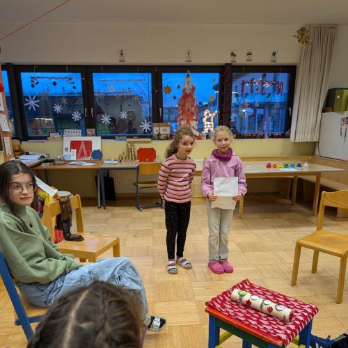 2 Mädchen lesen einer Sonderschulklasse Geschichten vor