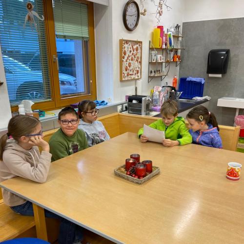 Bub liest Kindern eine Geschichte vor