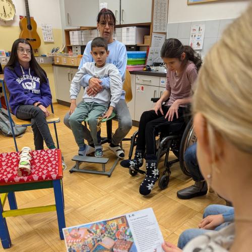 Mädchen liest Sonderschulkindern vor
