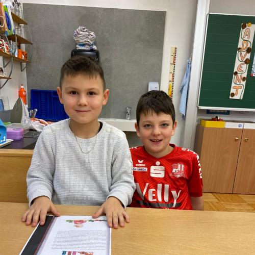 2 Buben lesen eine Geschichte vor