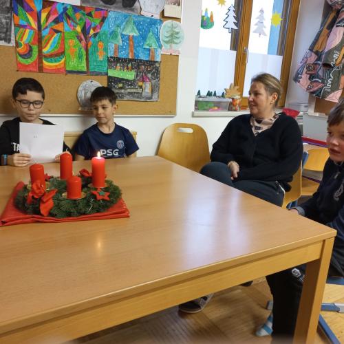 Bub liest Kindern eine Geschichte vor