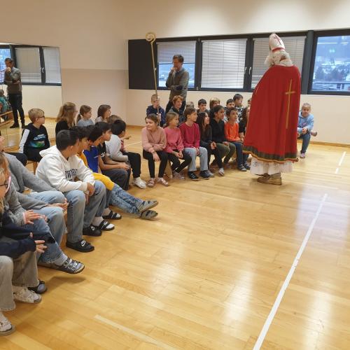 Nikolaus spricht zu den Kindern