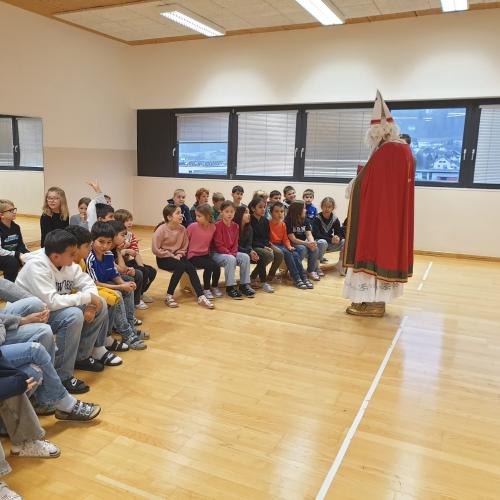 Nikolaus spricht zu den Kindern