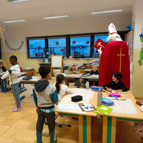 Nikolaus zu Besuch in einer Klasse