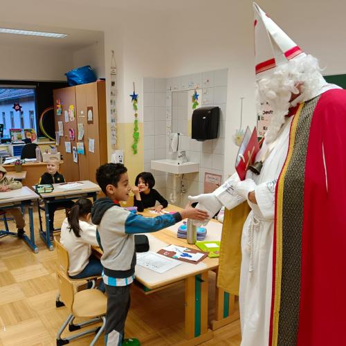 Kind bedankt sich beim Nikolaus
