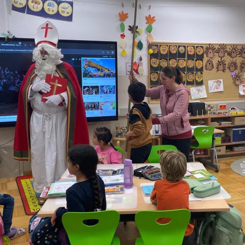 Nikolaus zu Besuch in einer Klasse