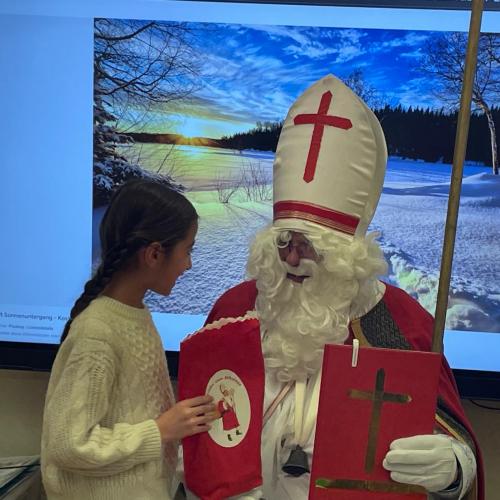 Nikolaus mit Mädchen