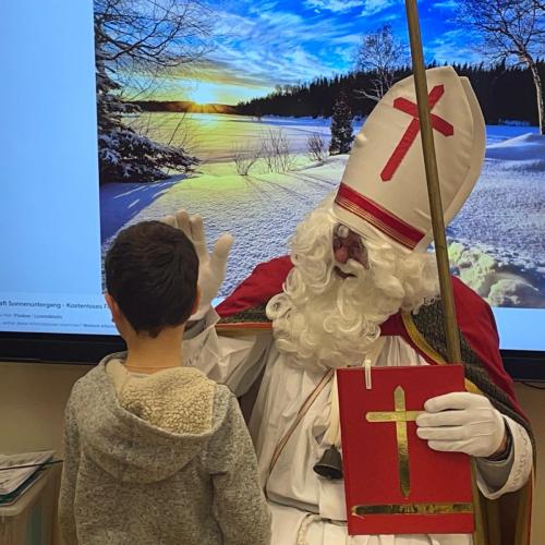 Nikolaus - High Five mit Buben