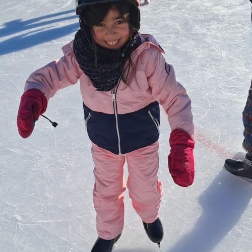 Lachendes Kind beim Eislaufen