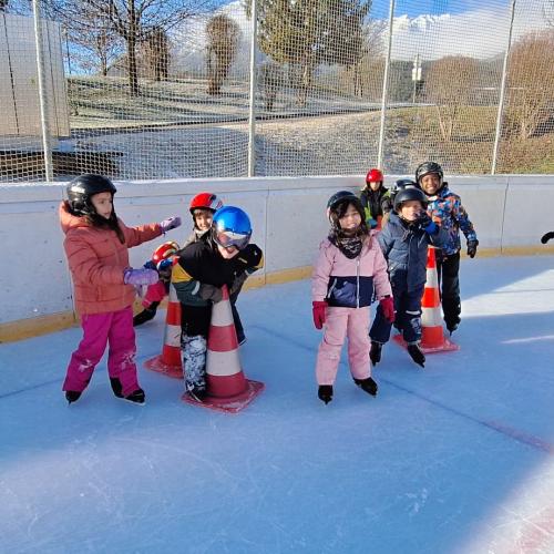 Kinder beim Eislaufen