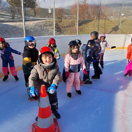 Kinder beim Eislaufen