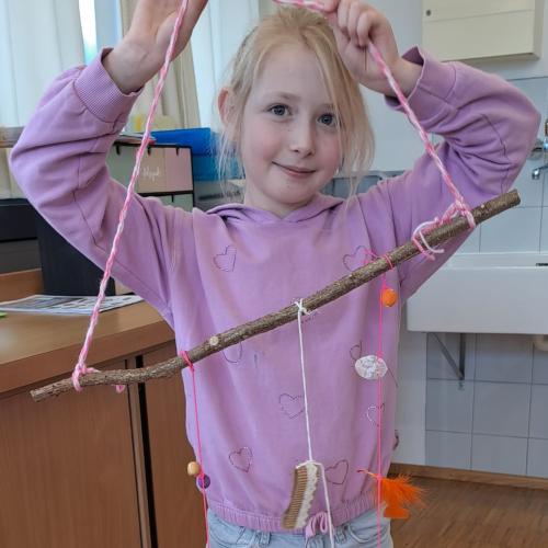 Mädchen zeigt Mobile