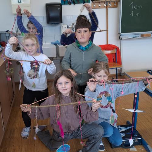 Kinder präsentieren Mobile