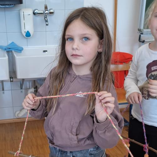 Mädchen präsentiert Mobile