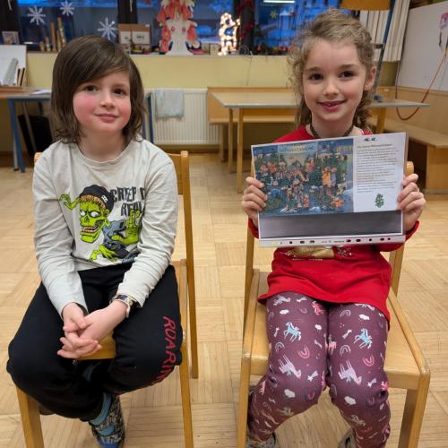 Mädchen und Bub lesen Geschichte vor