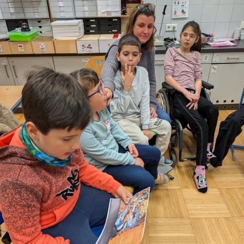 Bub liest einer Gruppe der Sonderschule eine Geschichte vor