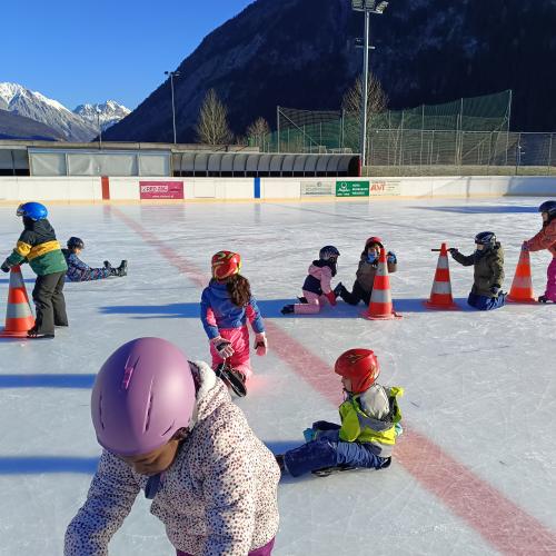 Kinder beim Eislaufen