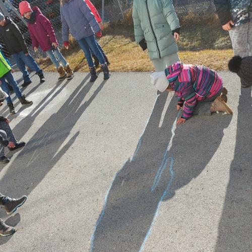Kind zeichnet Schatten des Partners nach
