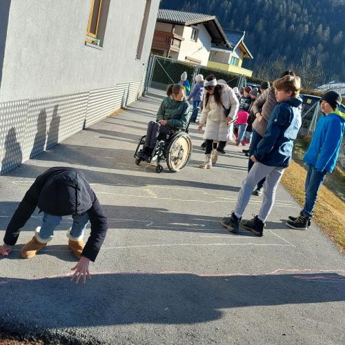auch Sonderschulkinder zeichnen ihre Schatten nach