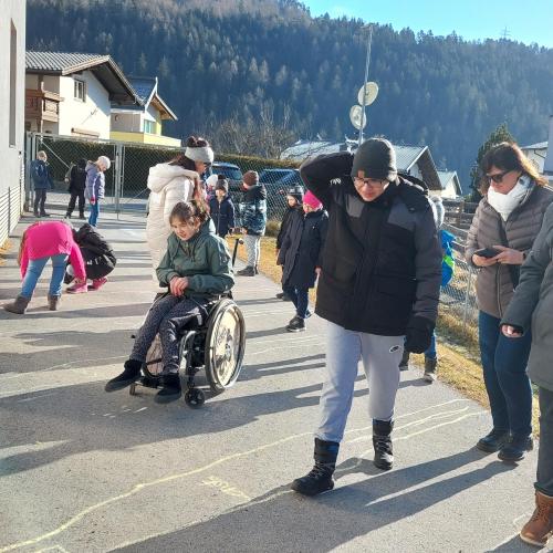 Kinder beobachten fasziniert ihre Schatten