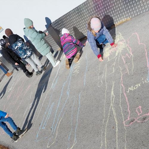 Kinder gestalten ihre Schattenbilder