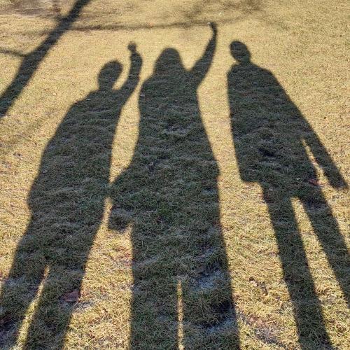 Schatten von Lehrerin und ihren 2 Schülern