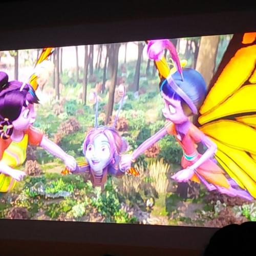 Ausschnitt aus dem Film - Schmetterlinge fliegen und halten einen in der Mitte