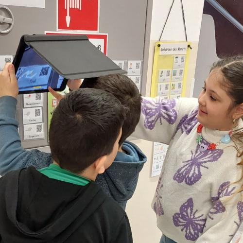 Kinder scannen QR Codes