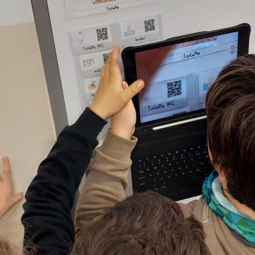 Kinder mit Tablet, scannen QR Codes
