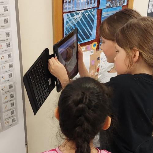 Kinder scannen QR Codes