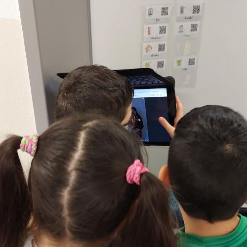 Kinder scannen mit Tablet QR Codes