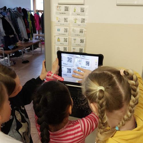 Kinder scannen QR Codes