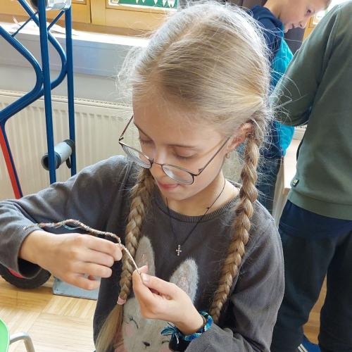 Mädchen arbeitet mit Draht