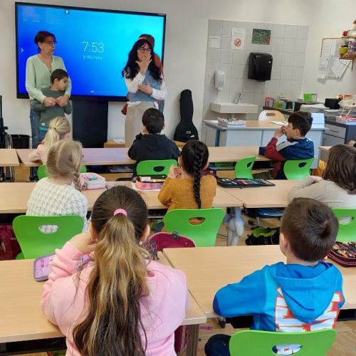 gemeinsames Gebärden in der Klasse