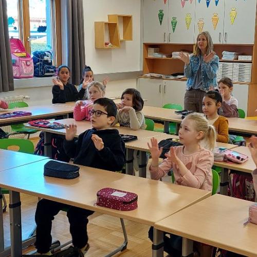 gemeinsames Gebärden in der KLasse