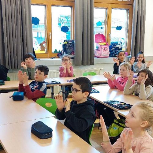 gemeinsames Gebärden in der Klasse