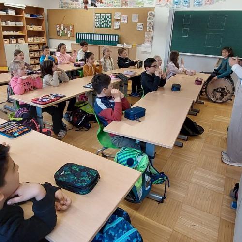 gemeinsames Gebärden in der Klasse