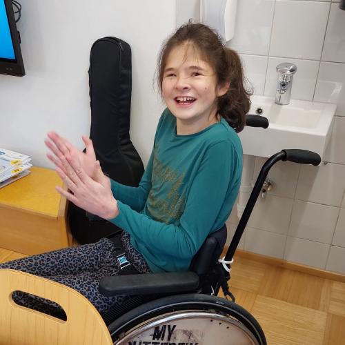 Natalie hat Spaß am Gebärden