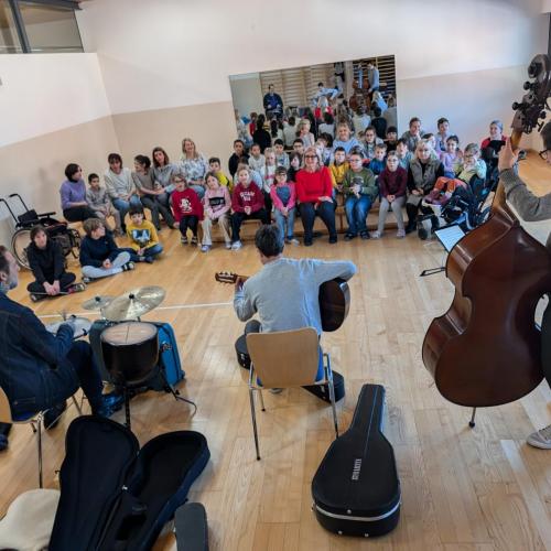 3 Musiker stellen lateinamerkanische Rhythmen vor