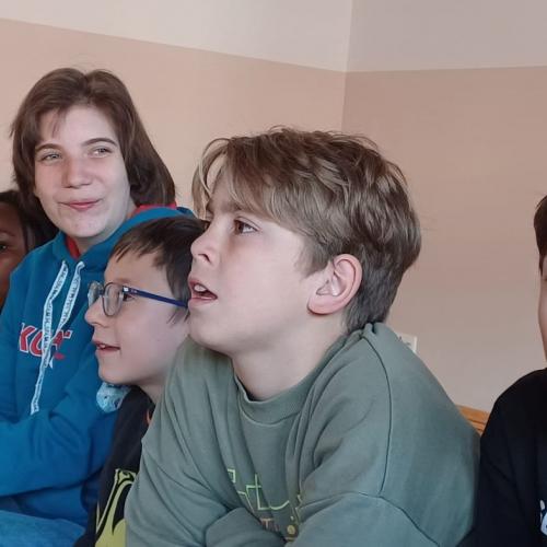 Kinder hören gespannt zu