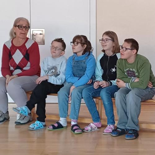 Kinder hören gespannt zu