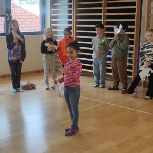 Kinder spielen Theater