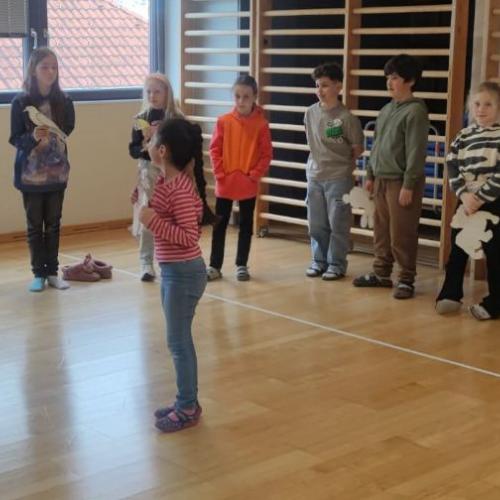 Kinder spielen Theater